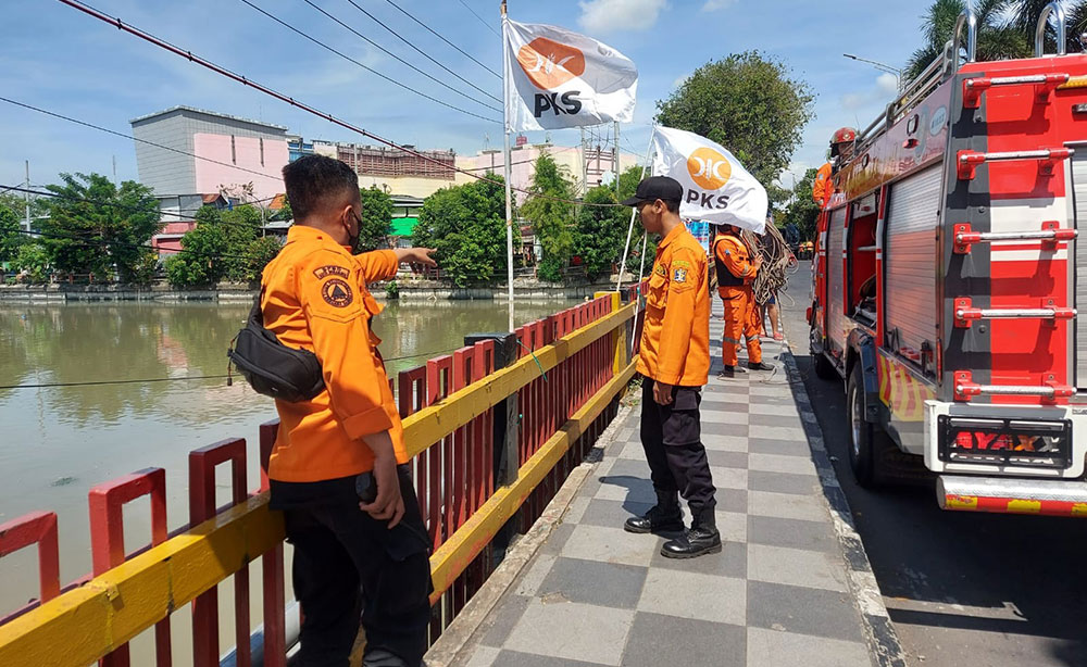 Petugas SAR saat melakukan pencarian terhadap korban.