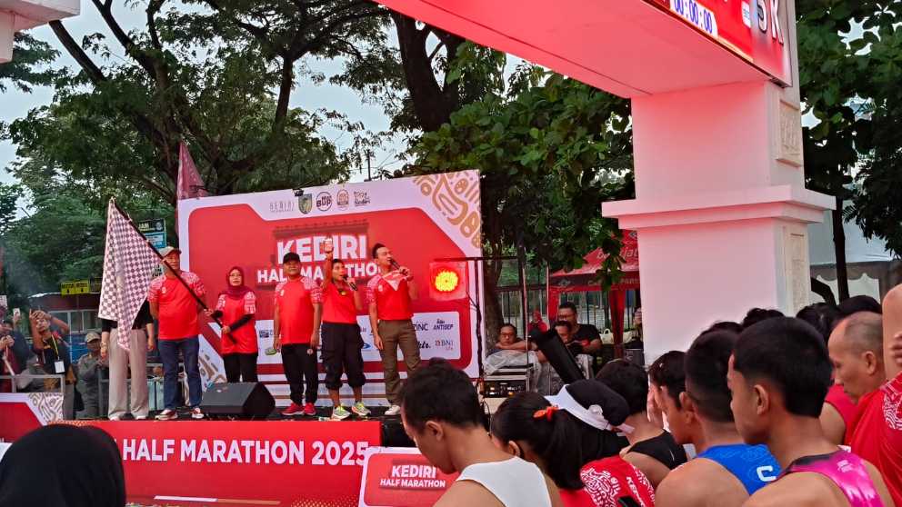 Wabup Kediri Dewi Mariya Ulfa saat memberangkatkan Kediri Half Marathon 2025. Foto: Muji Harjita/BANGSAONLINE