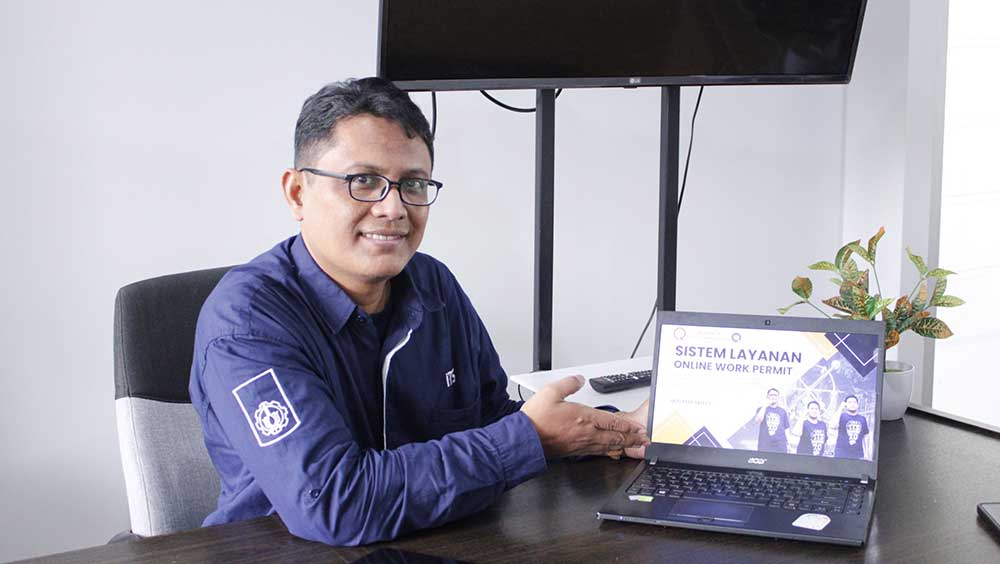 Nur Hasan saat menunjukkan materi sistem layanan online work permit