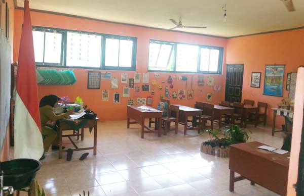 Situasi salah satu kelas di SDN Banaresep Timur I lengang pasca dimutasinya Kepala Sekolah beberapa waktu lalu. Separuh lebih siswa memilih mogok belajar. foto: JUNAIDI/ BANGSAONLINE