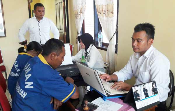 Tersangka saat diperiksa di Mapolres Pasuruan