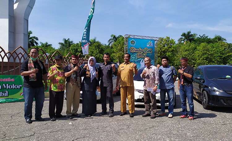 Suasana lomba branding batik untuk sepeda motor dan mobil di area Arek Lancor Kabupaten Pamekasan. (foto: ist)
