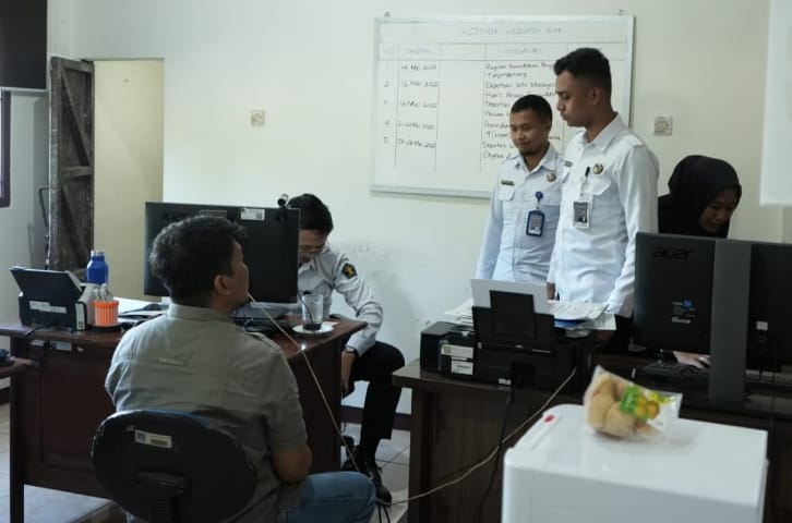 Imigrasi Kediri Serah Terima WN Filipina Pelanggar Hukum Keimigrasian ke Rumah Detensi Surabaya