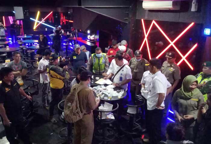 Petugas melakukan tes urin kepada pengunjung tempat hiburan malam.