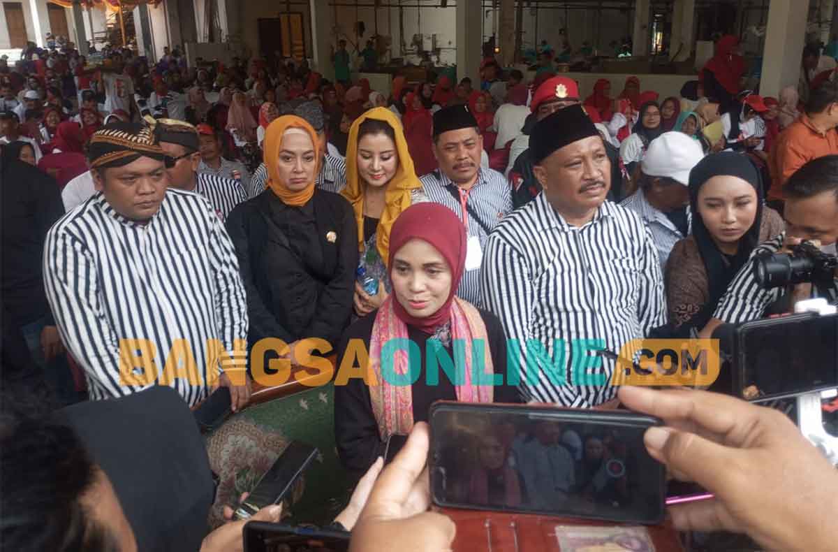Siti Atiqoh Supriyanti, didampingi Ketua DPC PDIP Gresik, Mujid Riduan, ketika memberi keterangan pers usai bertemu pengrajin tahu di Desa Gadingwatu. Foto: SYUHUD/BANGSAONLINE