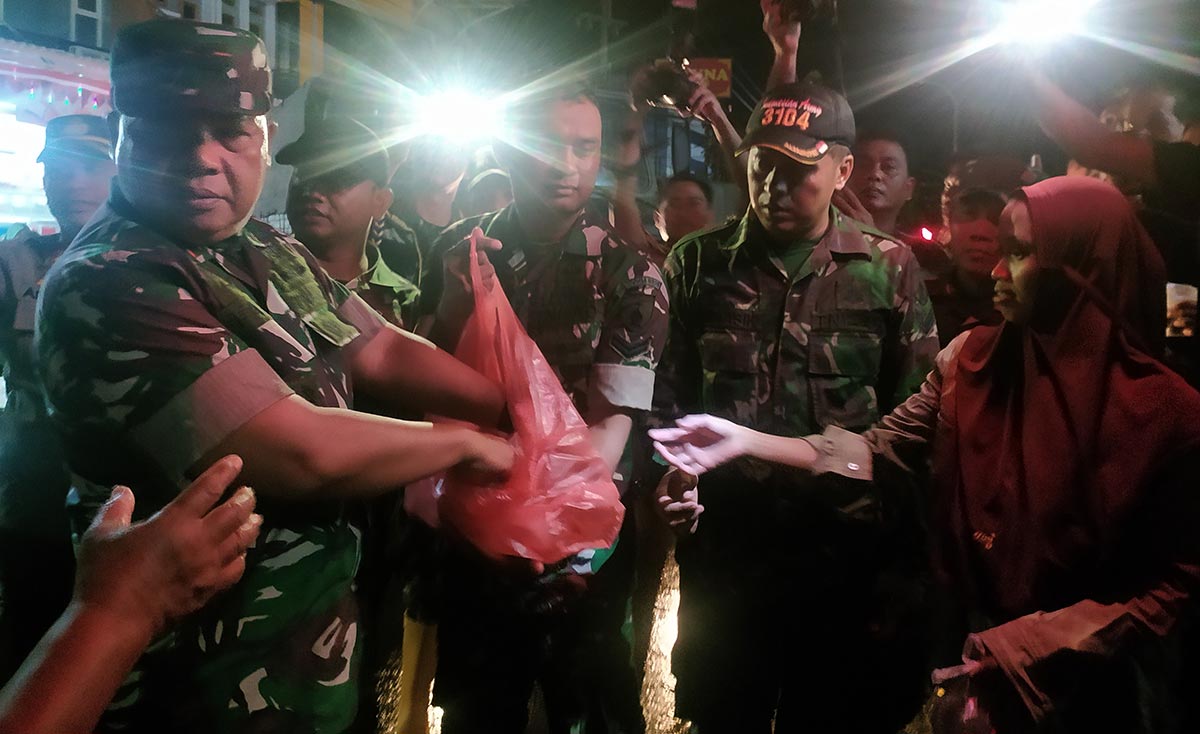 Pangdam V/Brawijaya Mayjen TNI Farid Makruf saat memberikan bantuan untuk korban banjir di Sampang, Foto: MUTAMMIM/ BANGSAONLINE
