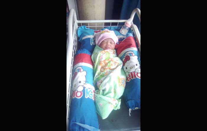 Bayi cantik yang ditemukan warga Prambon, Sidoarjo.  Ia dibungkus kain kebaya dan diletakkan di warung dalam punden Jantran tengah sawah Desa setempat, Minggu (7/1).