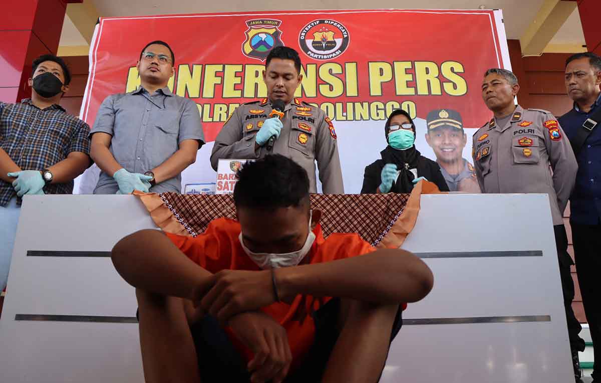 Kapolres Probolinggo, AKBP Teuku Arsya Khadafi, saat konferensi pers ungkap kasus kriminal di wilayah hukumnya.