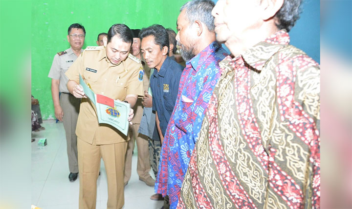 Bupati Nganjuk Novi Rahman saat membagikan sertifikat program PTSL ke masyarakat melalui. foto: BAMBANG/ BANGSAONLINE 