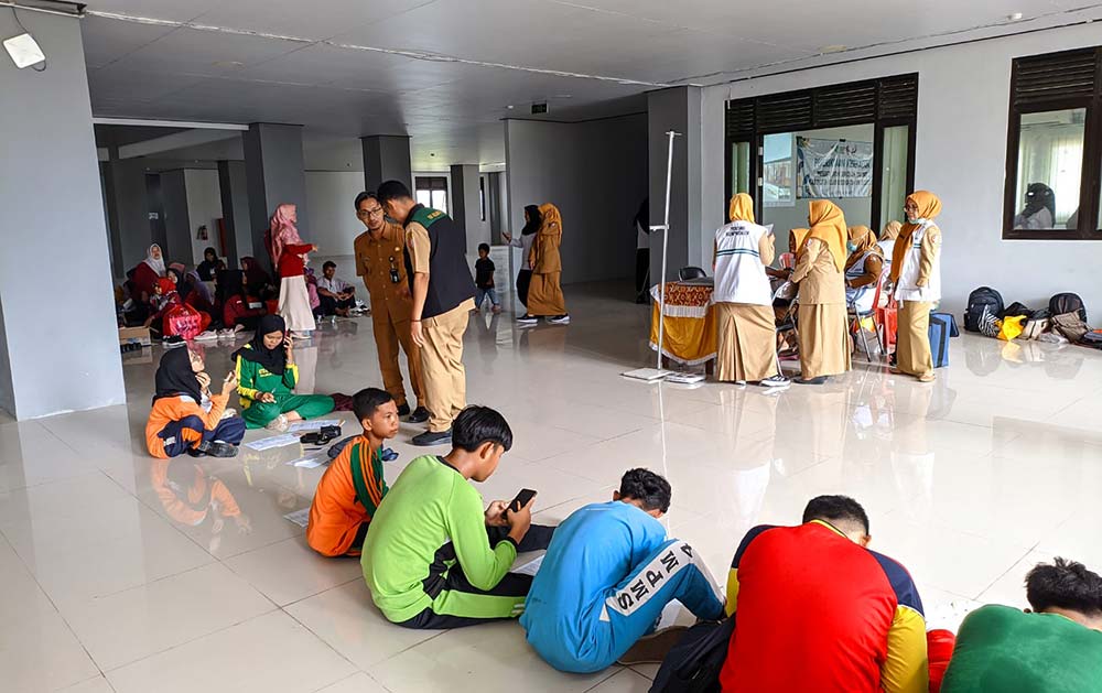 Para calon siswa Sekolah Rakyat Bojonegoro saat mengikuti tes kesehatan.