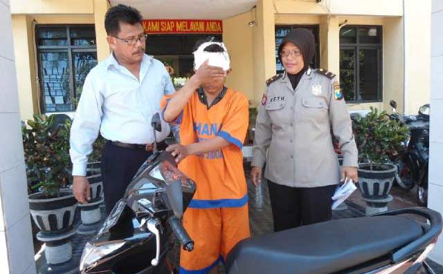 Kondisi maling motor yang selamat setelah diamankan pihak kepolisian. foto: catur 