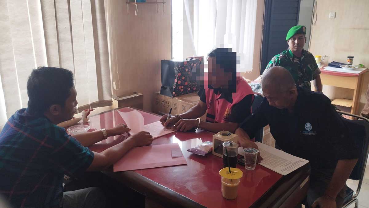 Petugas dari Kejari Kabupaten Probolinggo saat bersama guru honorer yang ditetapkan sebagai tersangka korupsi honor ganda.