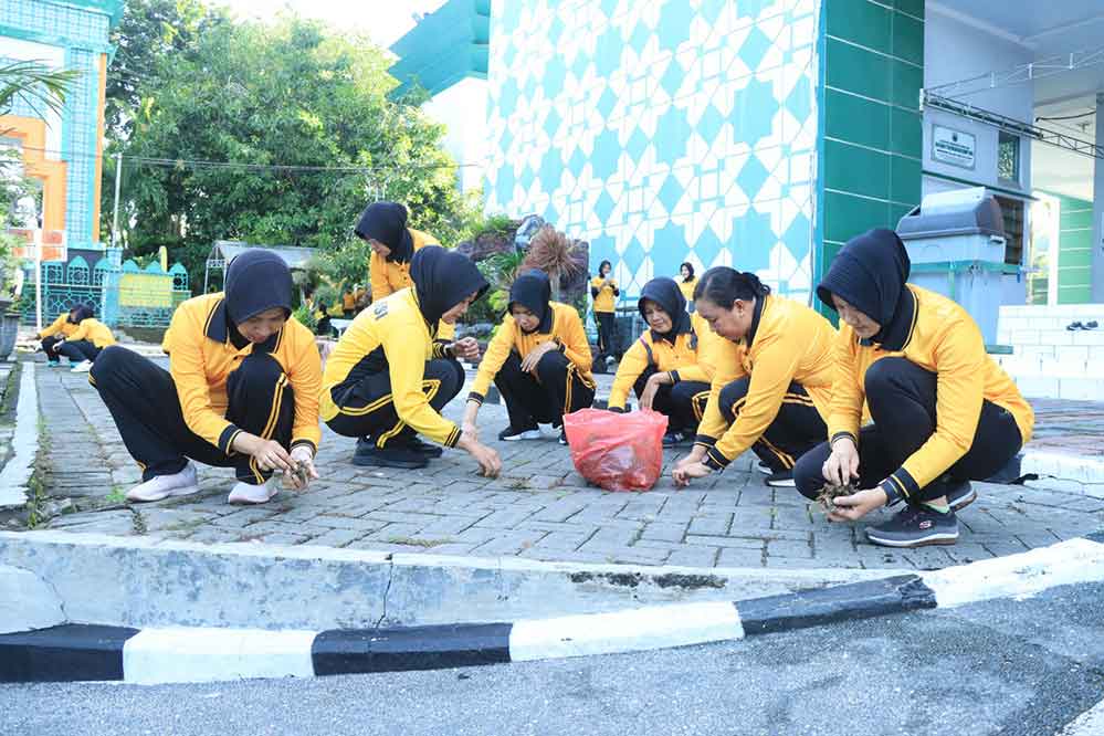 Pegawai perempuan Polres Gresik saat membersihkan lingkungan Masjid Agung Maulana Malik Ibrahim. (Ist)