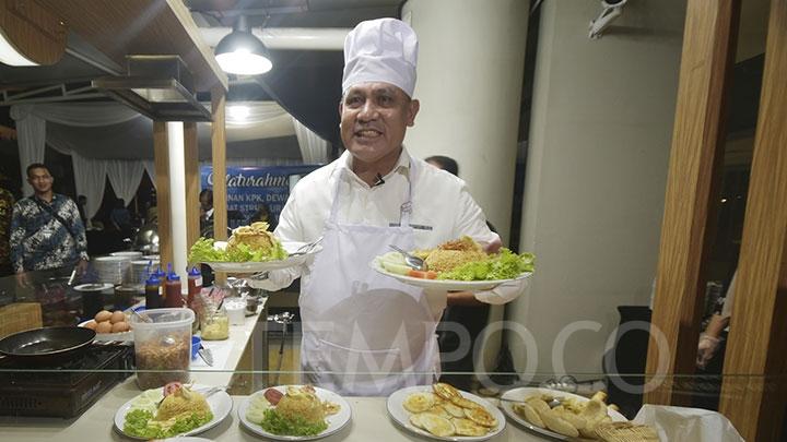 Ketua KPK Firli Bahuri saat mendemonstrasikan keahliannya sebagai chef memasak nasi goreng. Foto: Tempo