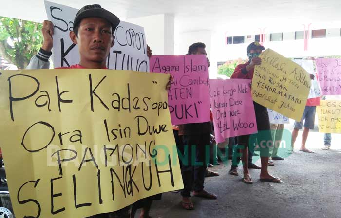 Warga saat demo di depan Pemkab Blitar.