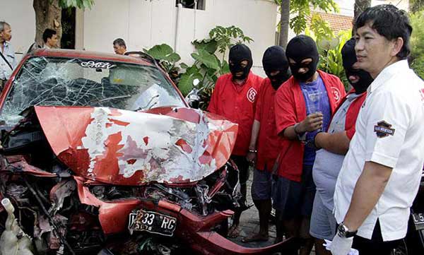 Kondisi mobil Aditya usai dirusak oleh para pembalap liar. foto: suarasurabaya.net