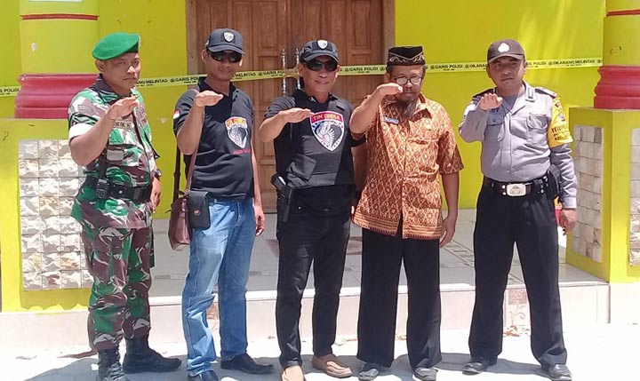 Tim Cobra Polres Lumajang berpose di depan gedung yang disegel.