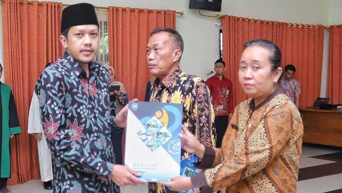 Wakil Bupati Trenggalek ketika melantik 2 pejabat administrator.
