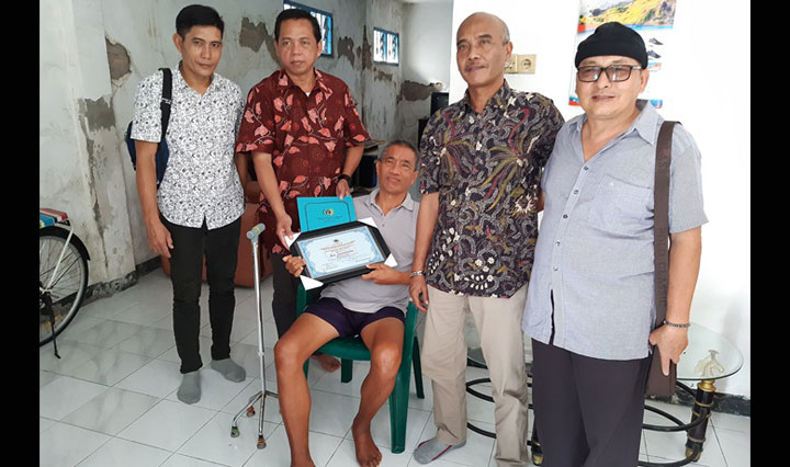 TALI ASIH: Pengurus PWI Jatim didampingi PWI Sidoarjo saat mengunjungi wartawan senior, Ice Soemarto, Jumat (24/1). foto: MUSTAIN/ BANGSAONLINE