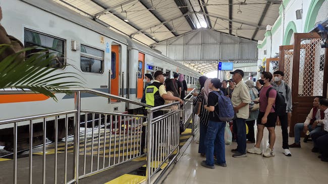 Suasana naik turun penumpang di Stasiun Madiun