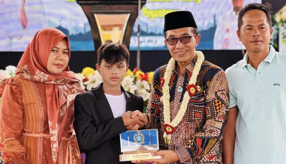 Bupati Pamekasan, Kholilurahman bersama Rafi Ahmad