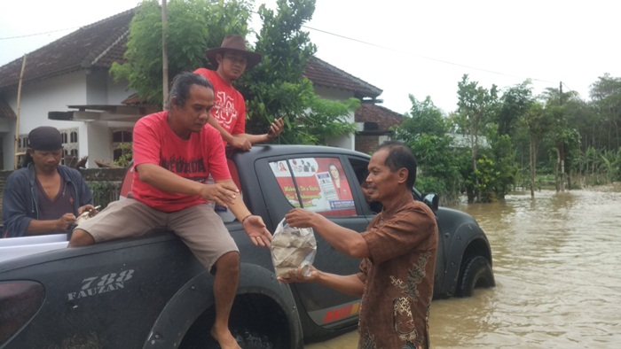 Bantu Warga Terdampak Banjir, Duo Caleg PDIP Bagikan 2.000 Nasi Bungkus
