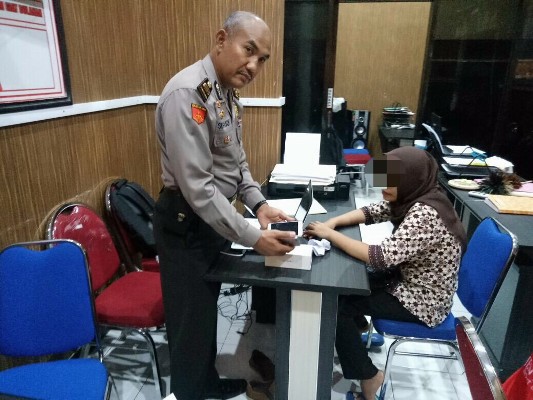 NA saat menjalani pemeriksaan di Polres Blitar.
