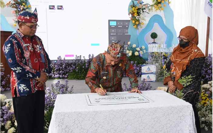 Bupati Situbondo Karna Suswandi didampingi Wabup Nyai Hj. Khoirani, Sekdakab Wawan Setiawan, dan Direktur PDAM Tirta Baluran Asy