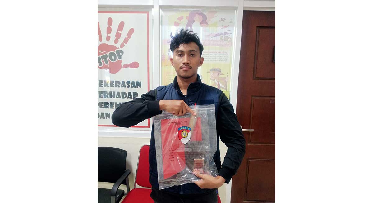 Petugas Satreskrim Polres Gresik ketika menunjukkan barang bukti penganiayaan. Foto: Ist