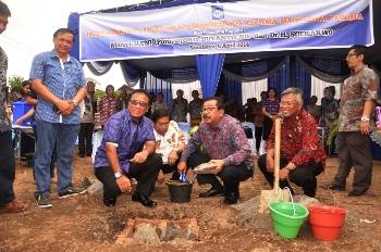 ?Gubernur Soekarwo menandai dengan peletakan batu pertama pembangunan asrama mahasiswa Paguma. Foto:nisa/BANGSAONLINE