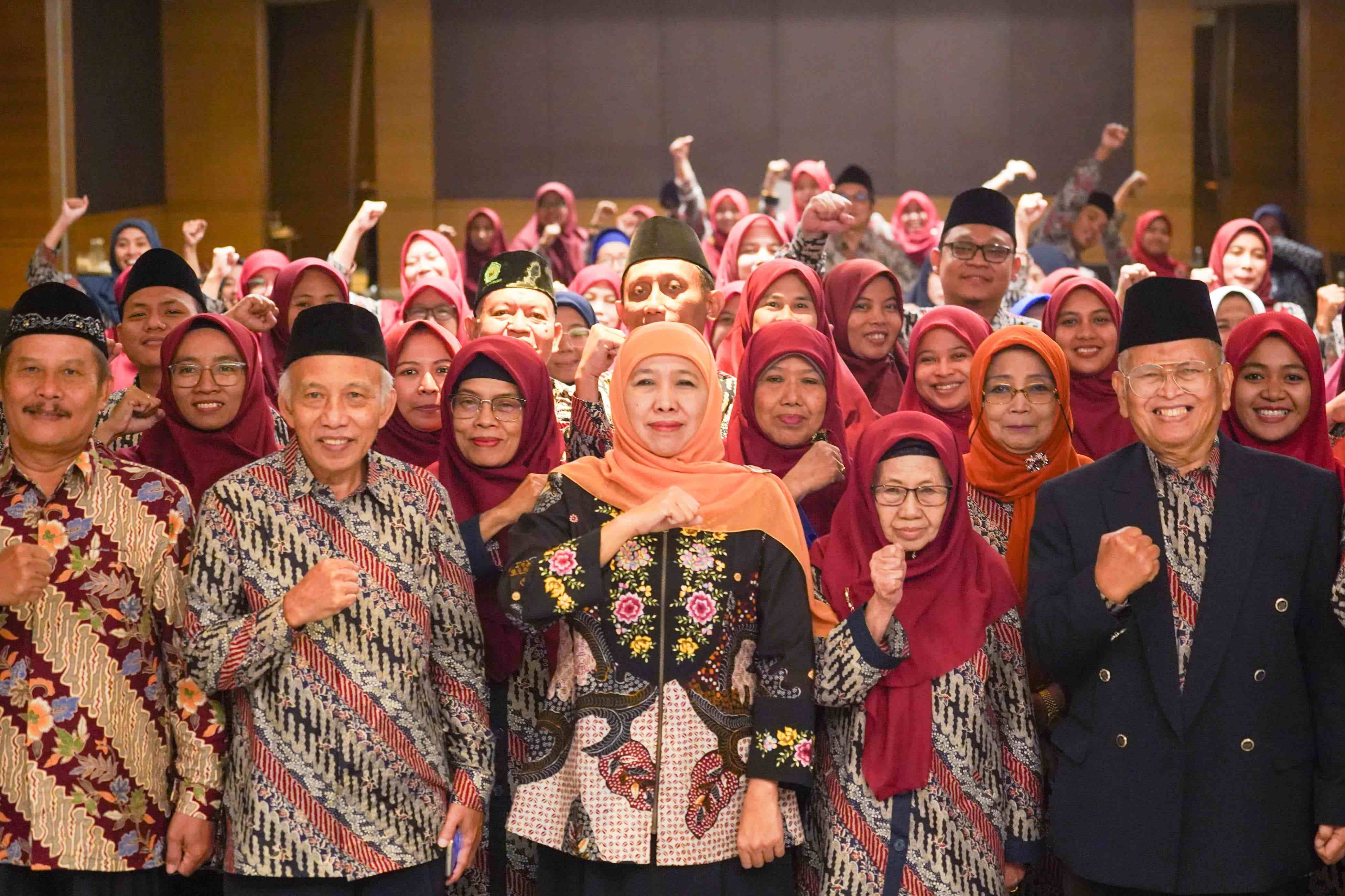 Khofifah Indar Parawansa foto bersama dengan pengurus Yayasan Taman Pendidikan  Khadijah, Senin (20/5/2024). Foto: bangsaonline. 