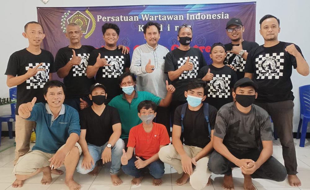 Tim Catur Under Bamboo binaan Persatuan Wartawan Indonesia Kediri (berdiri), dan Tim Variant Club. Foto: Ist