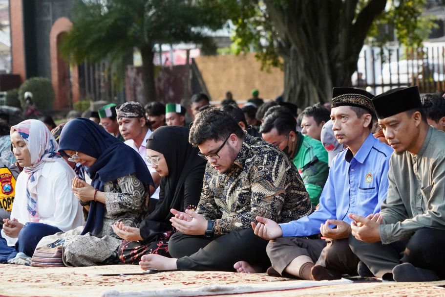 Bupati Kediri Hanindhito Himawan Pramana saat mengikuti doa bersama. (Ist)