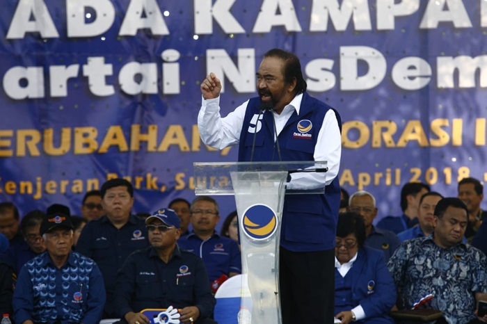 Ketua Umum Partai NasDem, Surya Paloh memberikan sambutan pada acara peluncuran 105 truk kampanye di Kenjeran Park. Foto: DIDI R/BANGSAONLINE