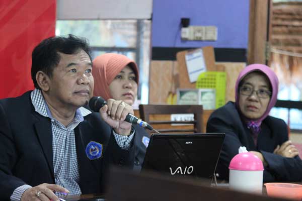 Rektor UNIROW  Tuban, Hadi Tugur didampingi PR I, Marita dan PR II, Kholifah ketika memberikan penjelasan soal status nonaktif UNIROW kepada sejumlah awak media. (foto: BANGSAONLINE)