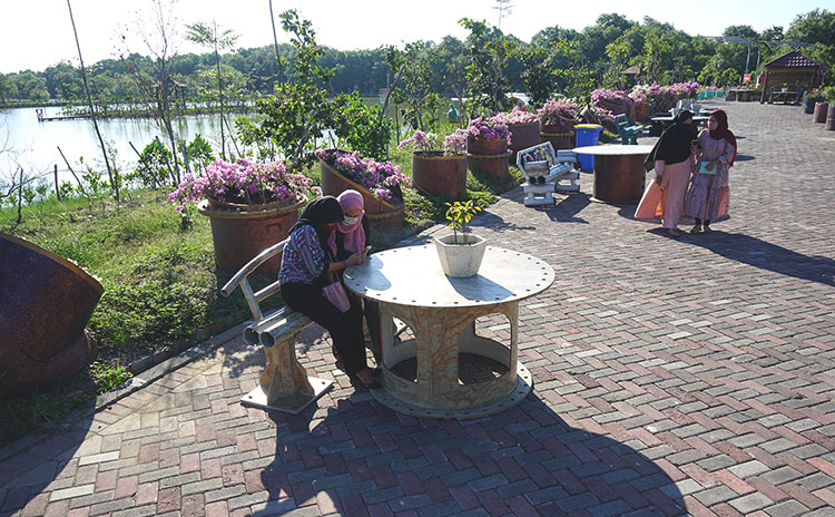 Warga Surabaya sedang menikmati keindahan pemandangan di kawasan ekowisata Mangrove Medokan Sawah. (foto: ist).