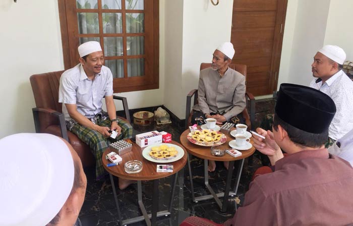 Pengasuh Pondok Pesantren Sidogiri, KH. Nawawi Abdul Jalil bersilaturahim ke kediaman tokoh NasDem, Hasan Aminudin di Probolinggo. Di saat yang sama Cawapres No. 2 Sandiaga Uno berkunjung ke Sidogiri. foto: ist