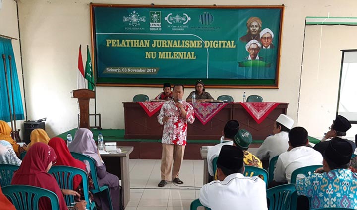 MOTIVASI: Ketua PC LTN NU Sidoarjo M Subhan paparan di Pelatihan Jurnalisme Digital, Minggu (3/11). foto: MUSTAIN/ BANGSAONLINE