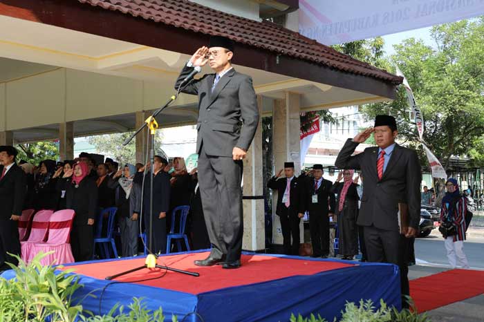 Bupati Ngawi saat memimpin upacara.