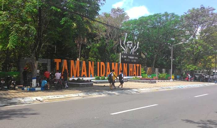 Satu-satunya taman terbuka hijau milik Kabupaten Blitar yang berada di Kecamatan Wlingi Kabupaten Blitar.