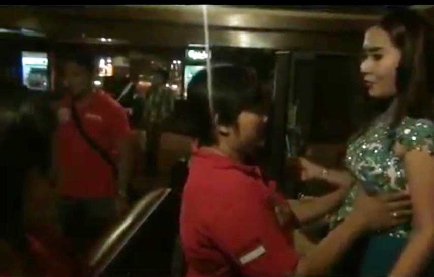 Sat Narkoba Polresta Jaksel dan BNN DKI Jakarta melakukan pemeriksaan pengunjung diskotik Hotel Kaisar Jakarta Selatan, Sabtu (9/4) dini hari tadi. 