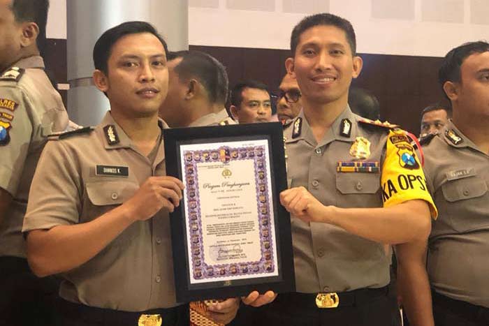 AKBP Dr. Muhammad Arsal Sahban S.H., S.I.K Kapolres Lumajang saat mendampingi Brigadir Dhanos Kradeka mendapat penghargaan dari Kapolda Jatim.