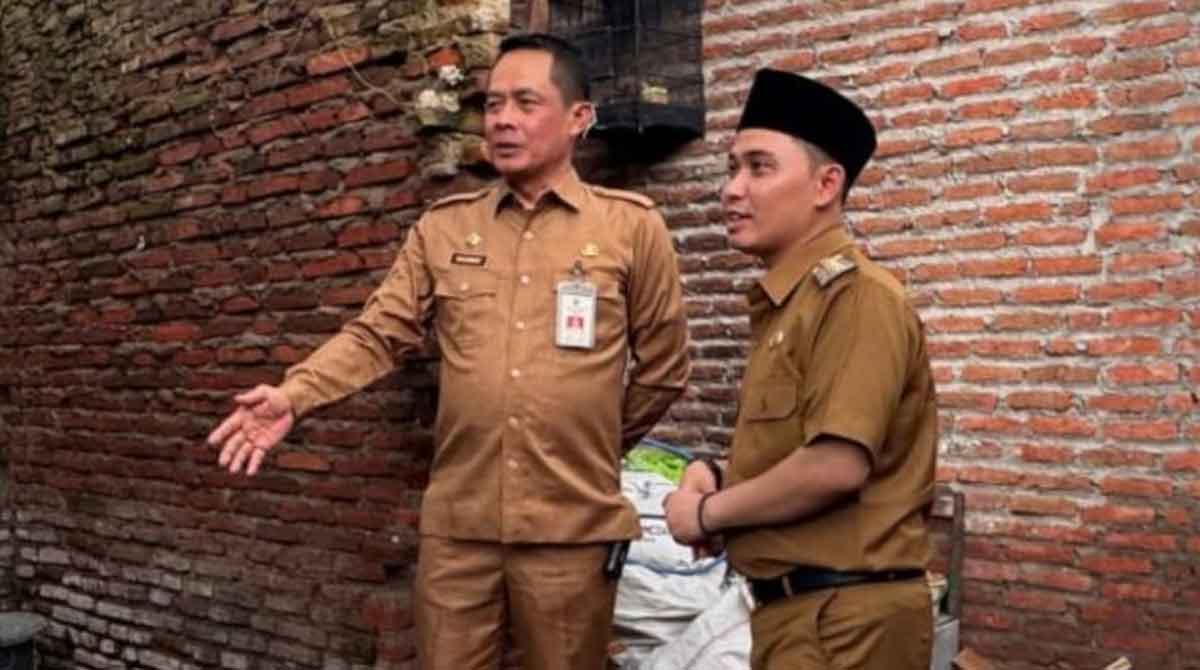 Bupati Mojokerto saat melakukan peninjauan rumah warga yang tidak layak huni.