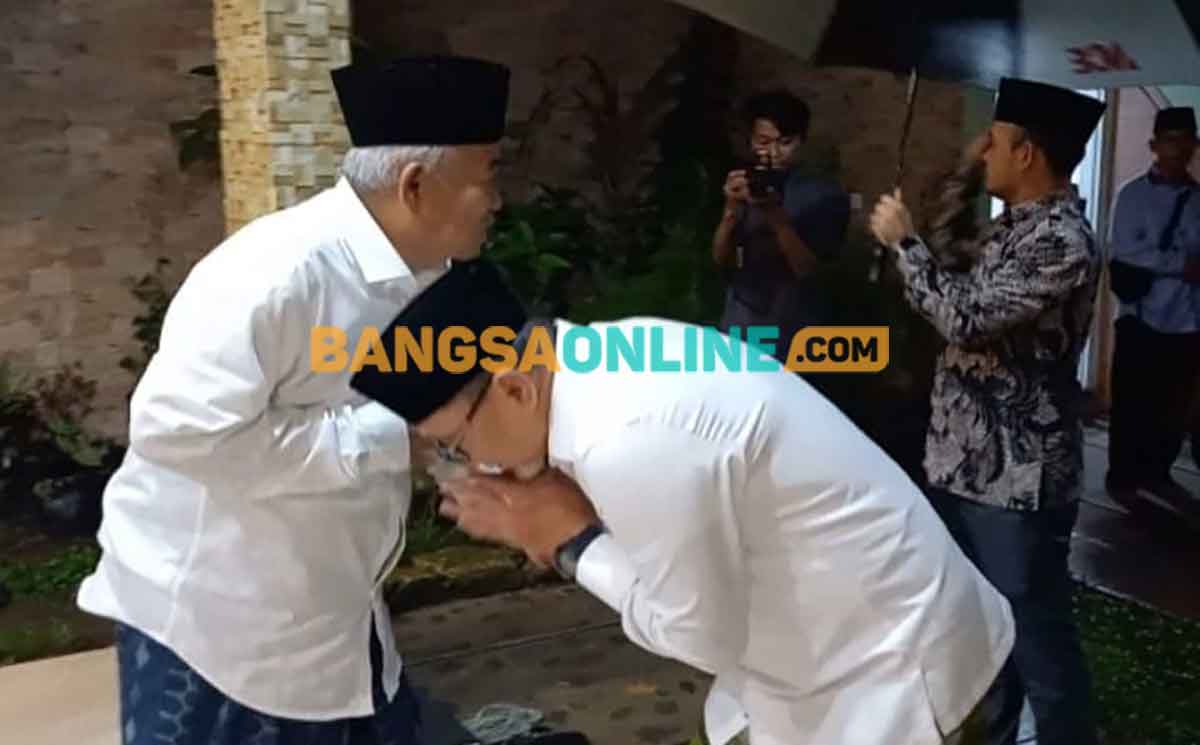Menteri Perdagangan RI yang juga Ketua Umum PAN Zulkifli Hasan mencium tangan Prof Dr KH Asep Saifuddin Chalim, MA, saat silaturahim ke pendiri dan pengasuh Pondok Pesantren Amanatul Umah di kediaman Ning Imah Jalan Siwalankerto Utara, Surabaya, Selasa (6/2/2023). Foto: MMA/BANGSAONLINE