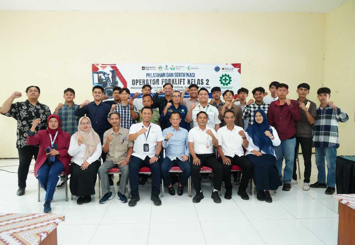 VP Komunikasi Korporat Petrokimia Gresik, Rama Yusron Harbiansyah (empat dari kiri) bersama Kadisnaker Zainul Arifin saat membuka pelatihan operator forklift kelas 2. foto: ist.
