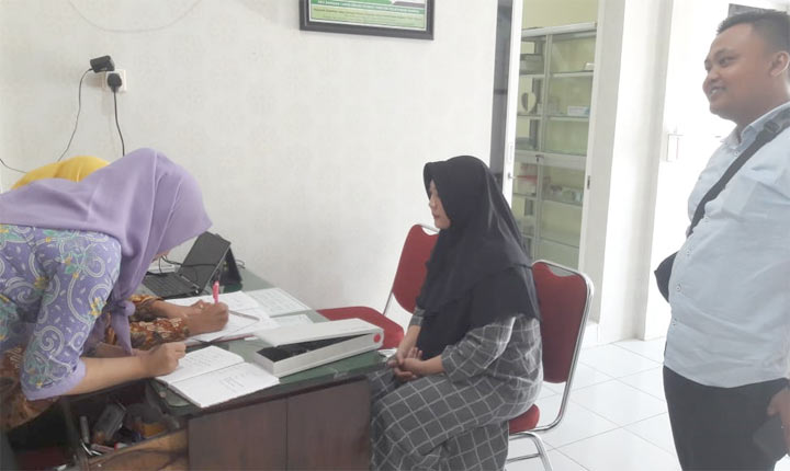 Tersangka kasus pelanggaran UU ITE Ida Fitri (44) saat proses penyerahan ke Kejaksaan Negeri Blitar.