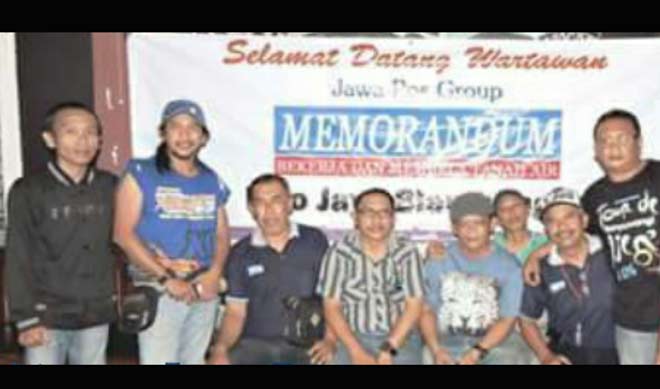 Jhon Shohib (paling kiri) semasa hidup.