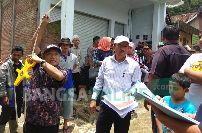 Ketua Majelis Hakim, Dwiyanto, saat menyaksikan proses ukur ulang bersama BPN di lokasi lahan pasar Tulakan. foto: YUNIARDI S/ BANGSAONLINE
