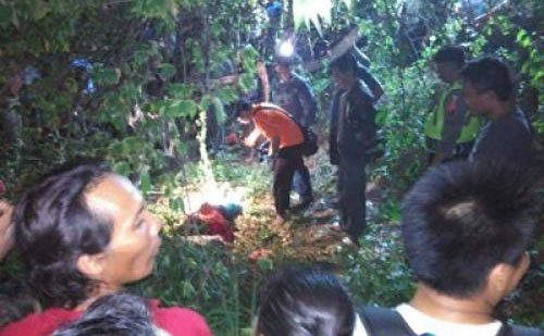 Polisi saat melakukan olah TKP dan hendak mengevakuasi mayat korban pembunuhan. foto: catur/BANGSAONLINE
