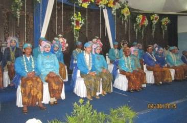 Para mempelai pengantin saat melangsungkan pernikahan massal di Asrama Haji Kota Madiun. (foto: hendro/BANGSAONLINE)